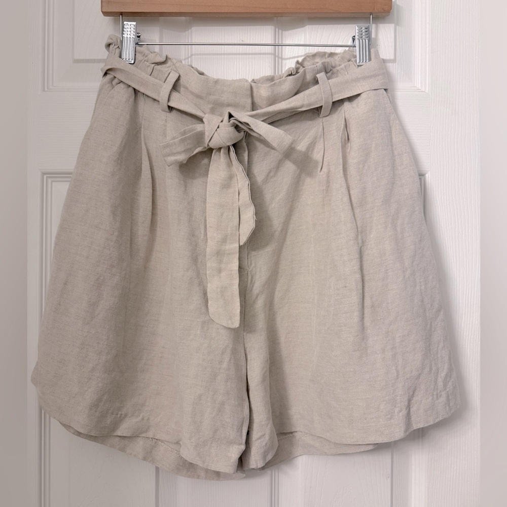 NWT H&M beige high waisted pleated shorts